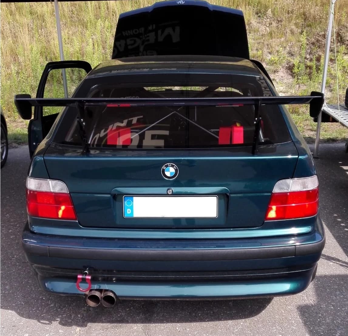 BMW E36 Compact Carbon Heckklappe montiert, Detailansicht Rückseite