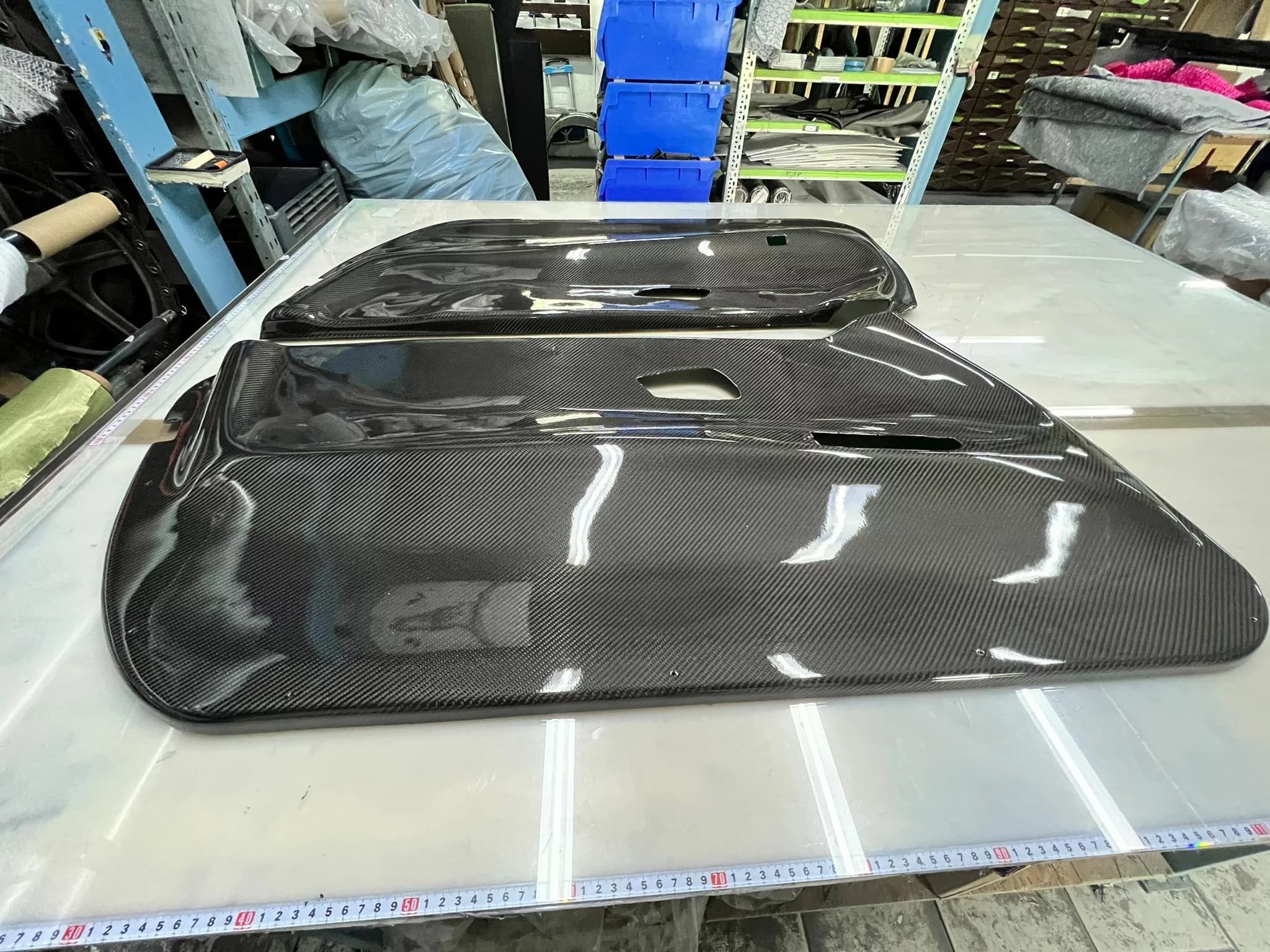 Carbon Türinnenverkleidung BMW E92, schräge Seitenansicht mit glänzender Oberfläche