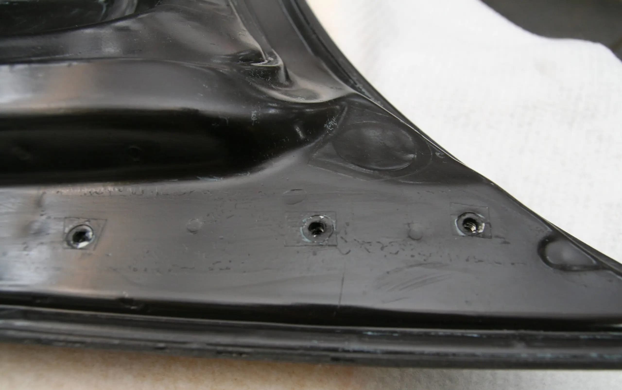 Detailansicht BMW E36 Coupé Carbon-Heckklappe – Befestigungspunkte innen