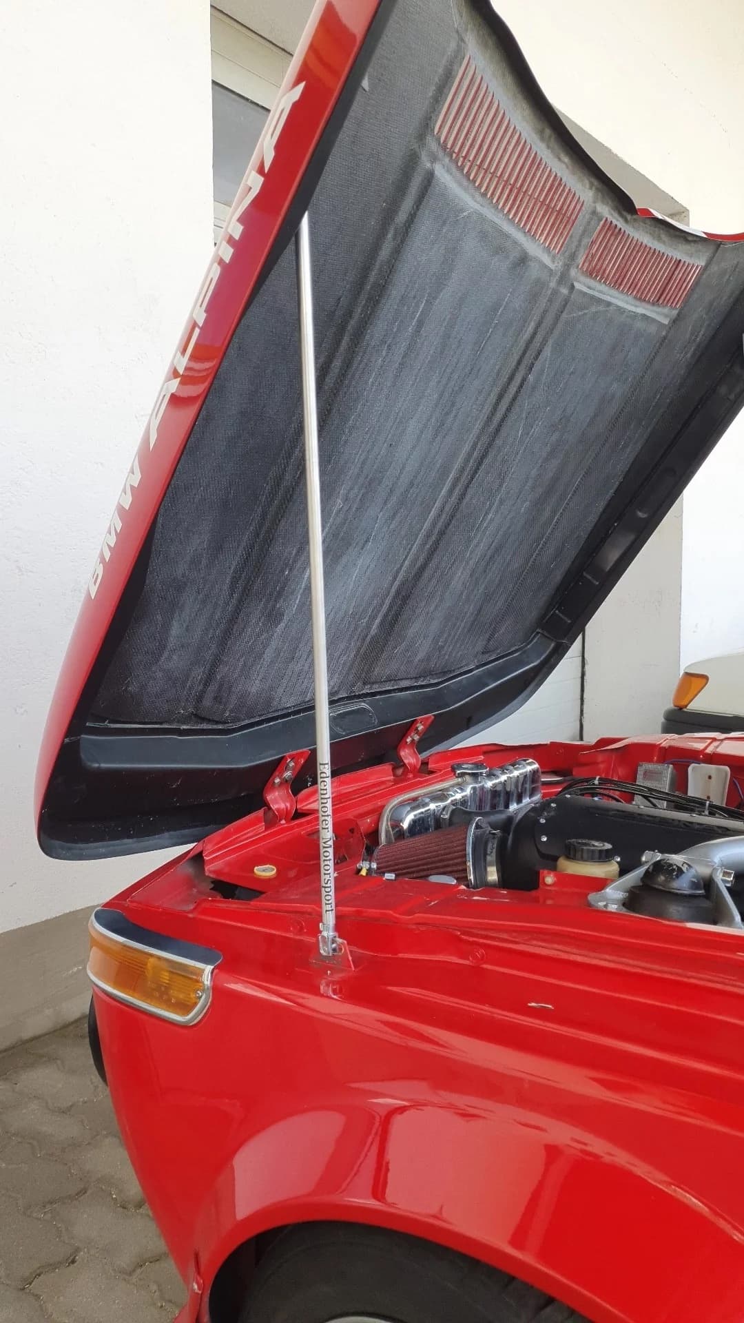 Nahaufnahme der geöffneten Carbon Motorhaube von innen für den BMW E10 1502-2002, ti, tii, Turbo und Alpina mit Blick auf den Motor