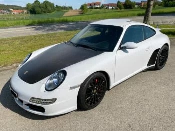 Sichtcarbon Fronthaube Porsche 911 (997), schräge Frontansicht des Fahrzeugs mit montierter Carbonhaube