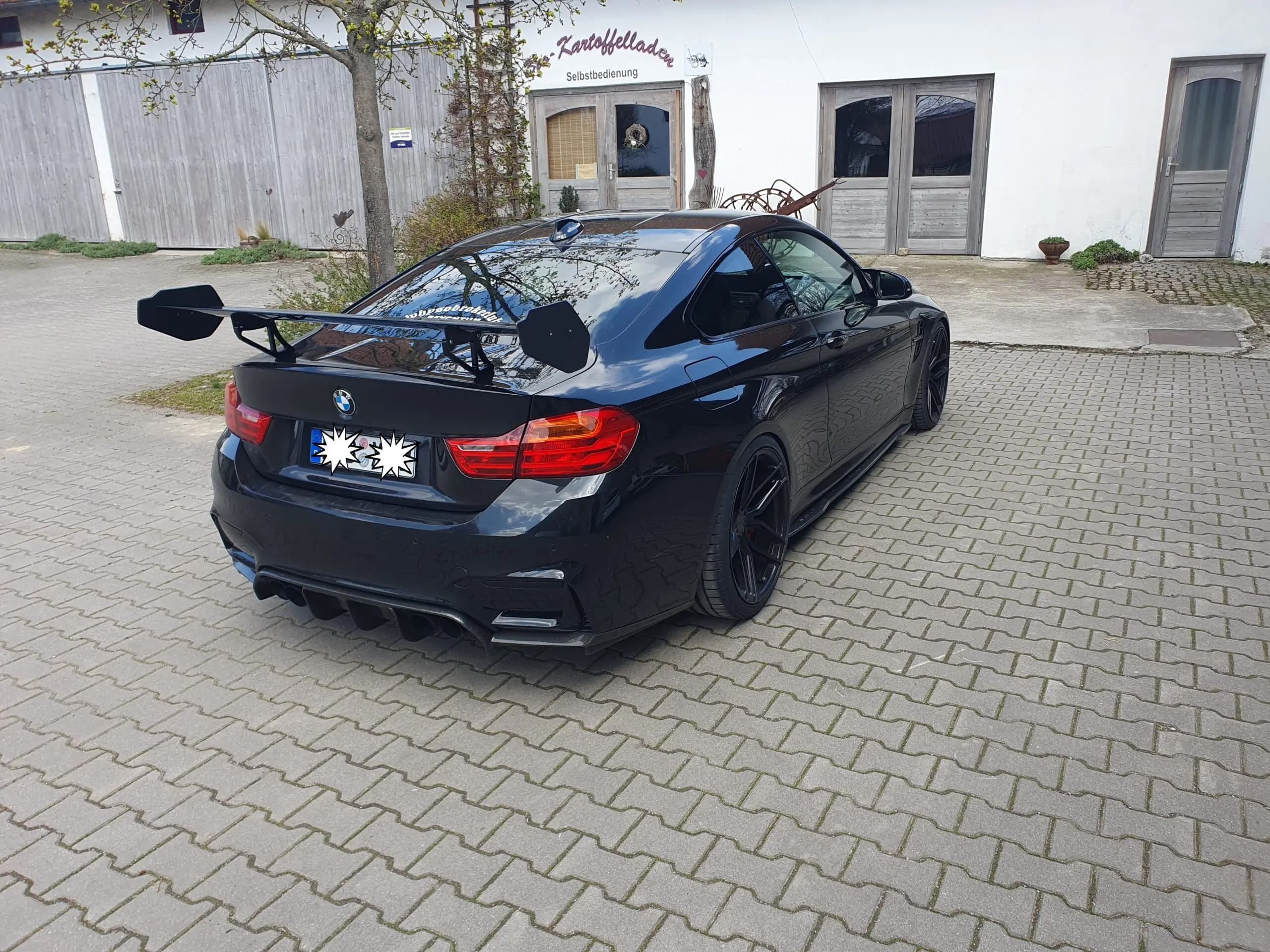 Schwarzer BMW M Coupé mit EM Cup Spoiler, montiert auf Kofferraumdeckel