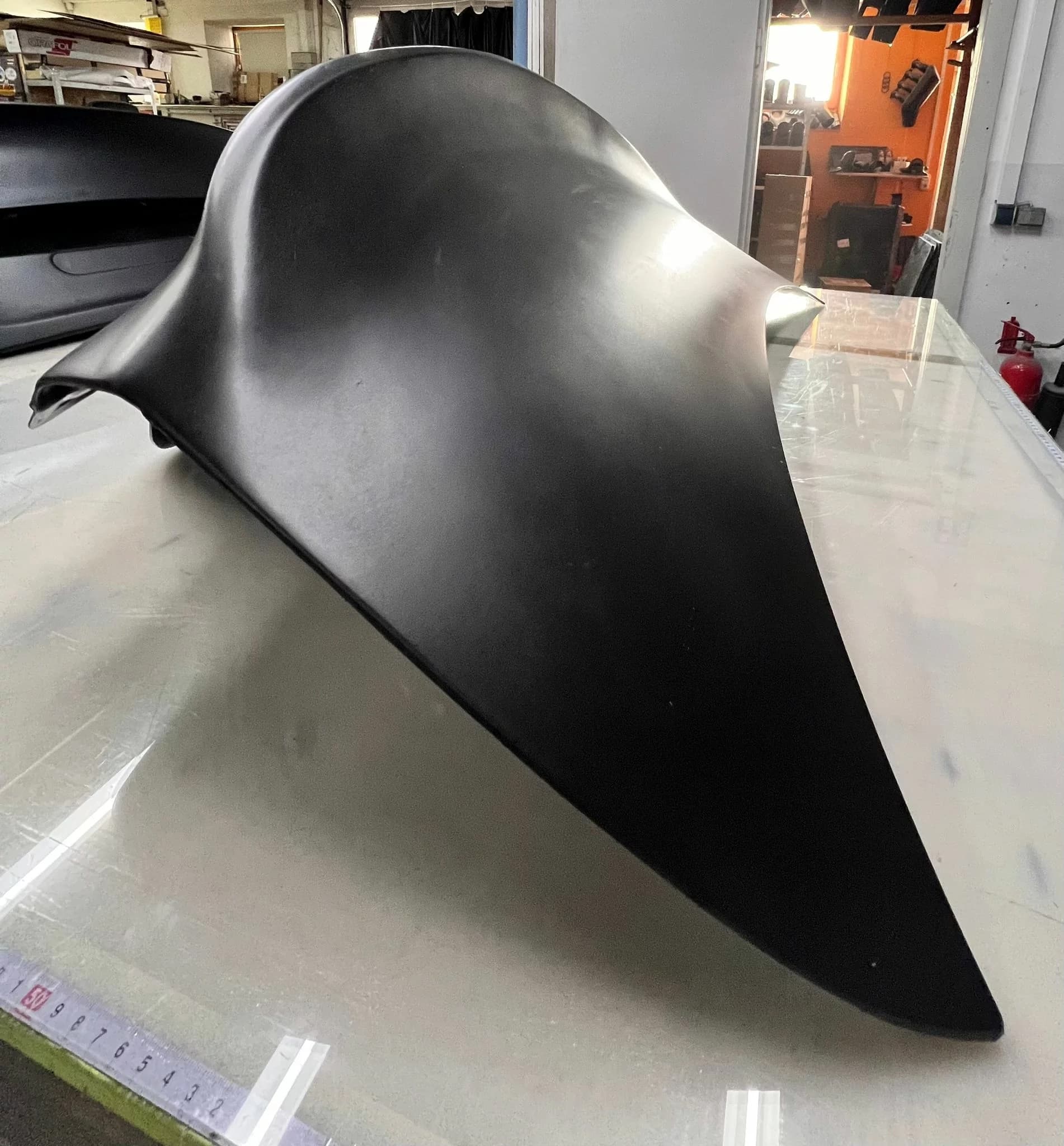 Carbon Heckklappe CSL für BMW E82 1er M, Seitenansicht mit ausgeprägter Form