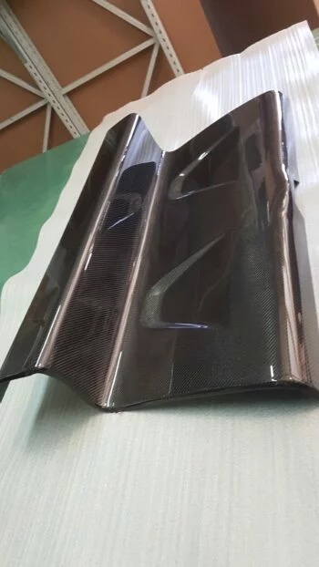 Detailansicht der Carbon Abdeckung für Audi TT Rücksitzbank mit glänzender Oberfläche