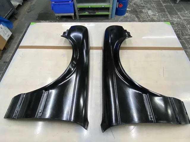 Carbon-Kotflügel Set für BMW E30 Cabrio, links und rechts nebeneinander in OEM-Form