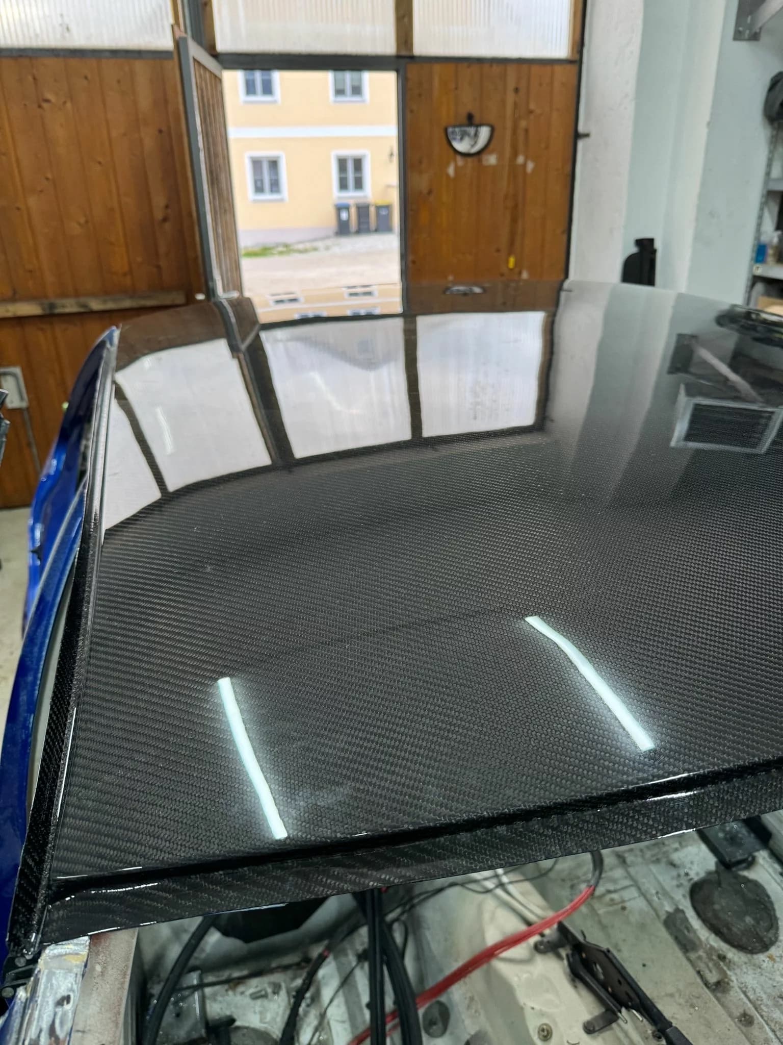 Carbon Dach BMW E36 Limousine mit glänzender Sichtcarbon-Oberfläche