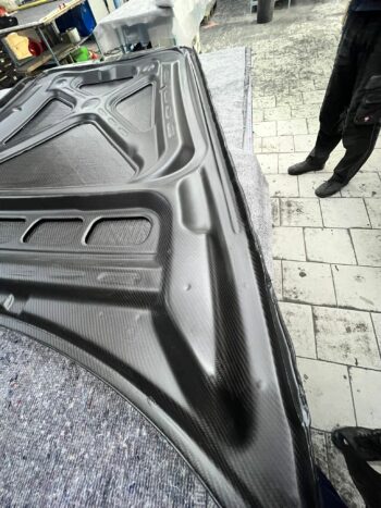 Sichtcarbon Fronthaube Porsche 911 (997), Nahaufnahme der inneren Struktur und Carbonlage