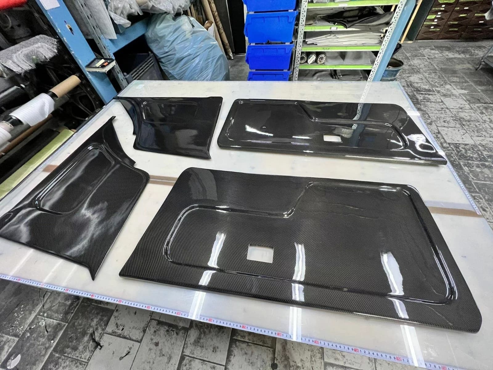 Sichtcarbon Türverkleidungen BMW E30 2-Türer, kompletter Satz auf Arbeitstisch