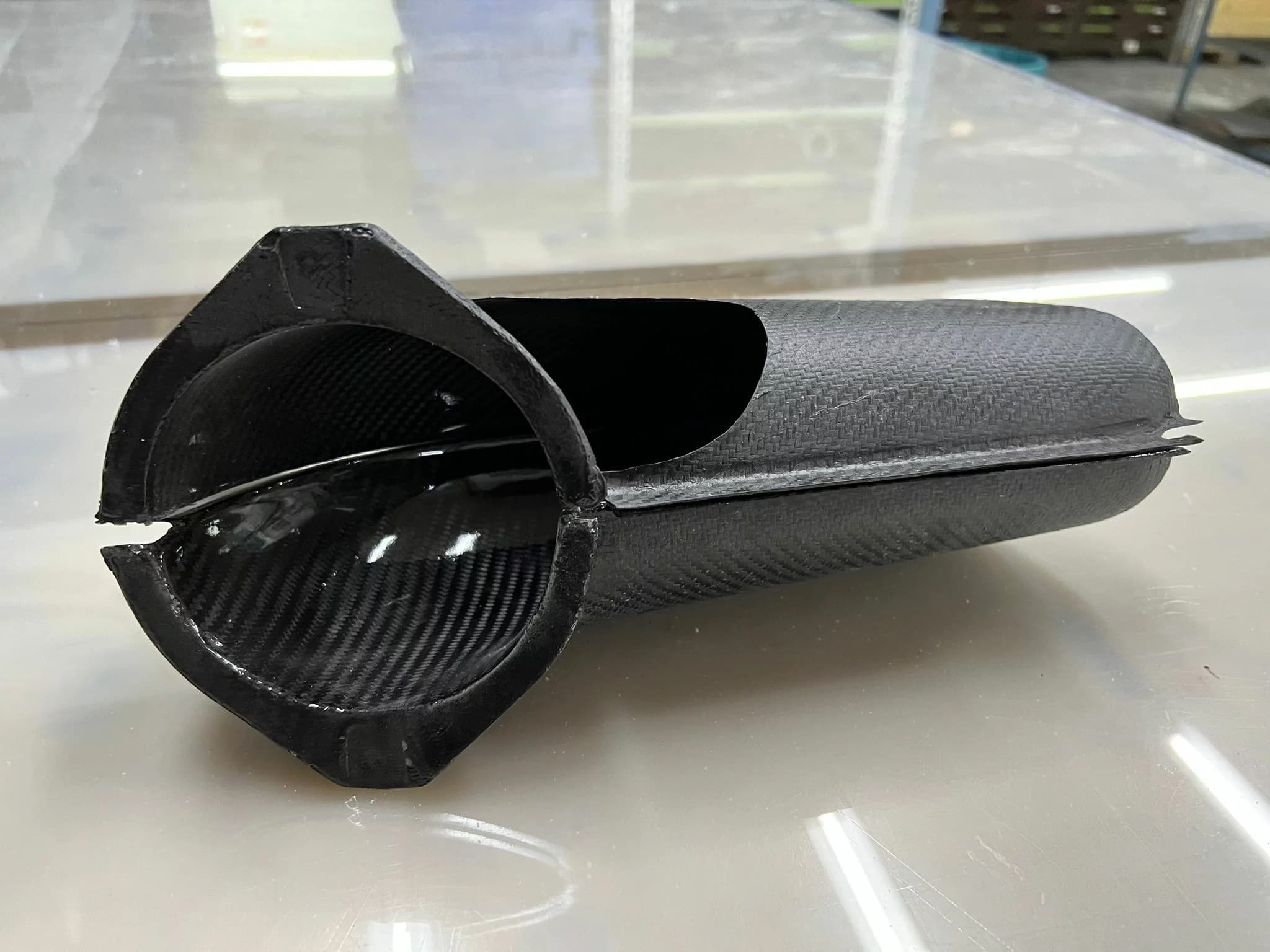 Carbon-Luftführung BMW E30 M3 Evo 3, Detailansicht der Carbonoberfläche und Formgebung