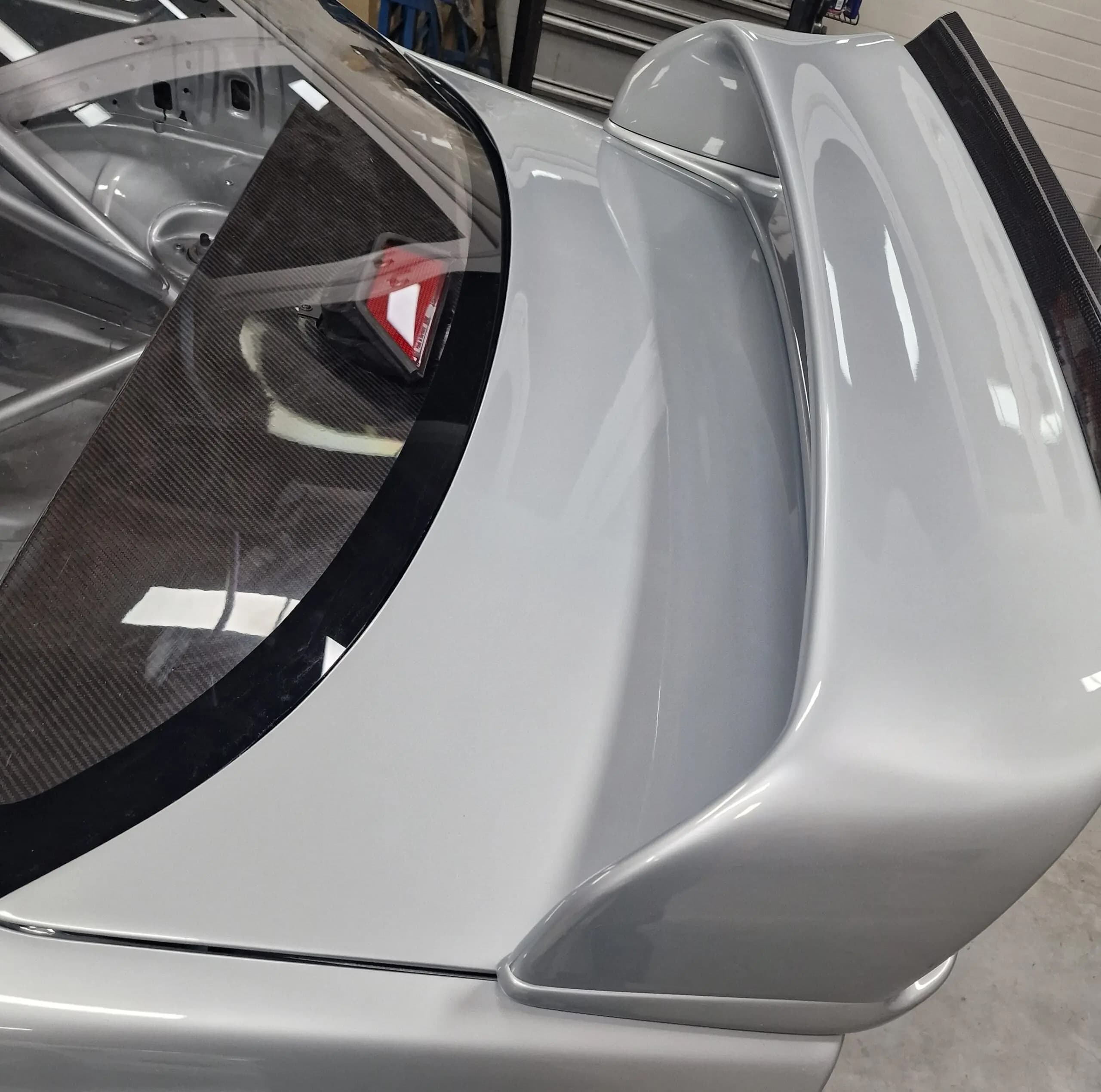 Detailansicht BMW E36 Coupé Heckklappe – Übergang Heckscheibe zu Spoiler