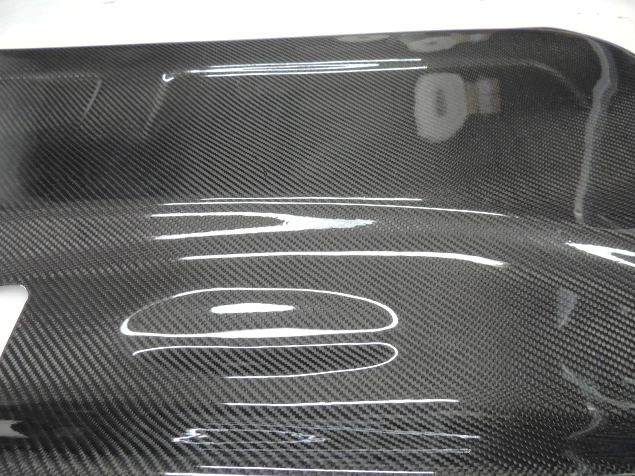 Detailaufnahme Carbonoberfläche der BMW E36 Türverkleidung mit sichtbarer Carbonstruktur und Hochglanzfinish