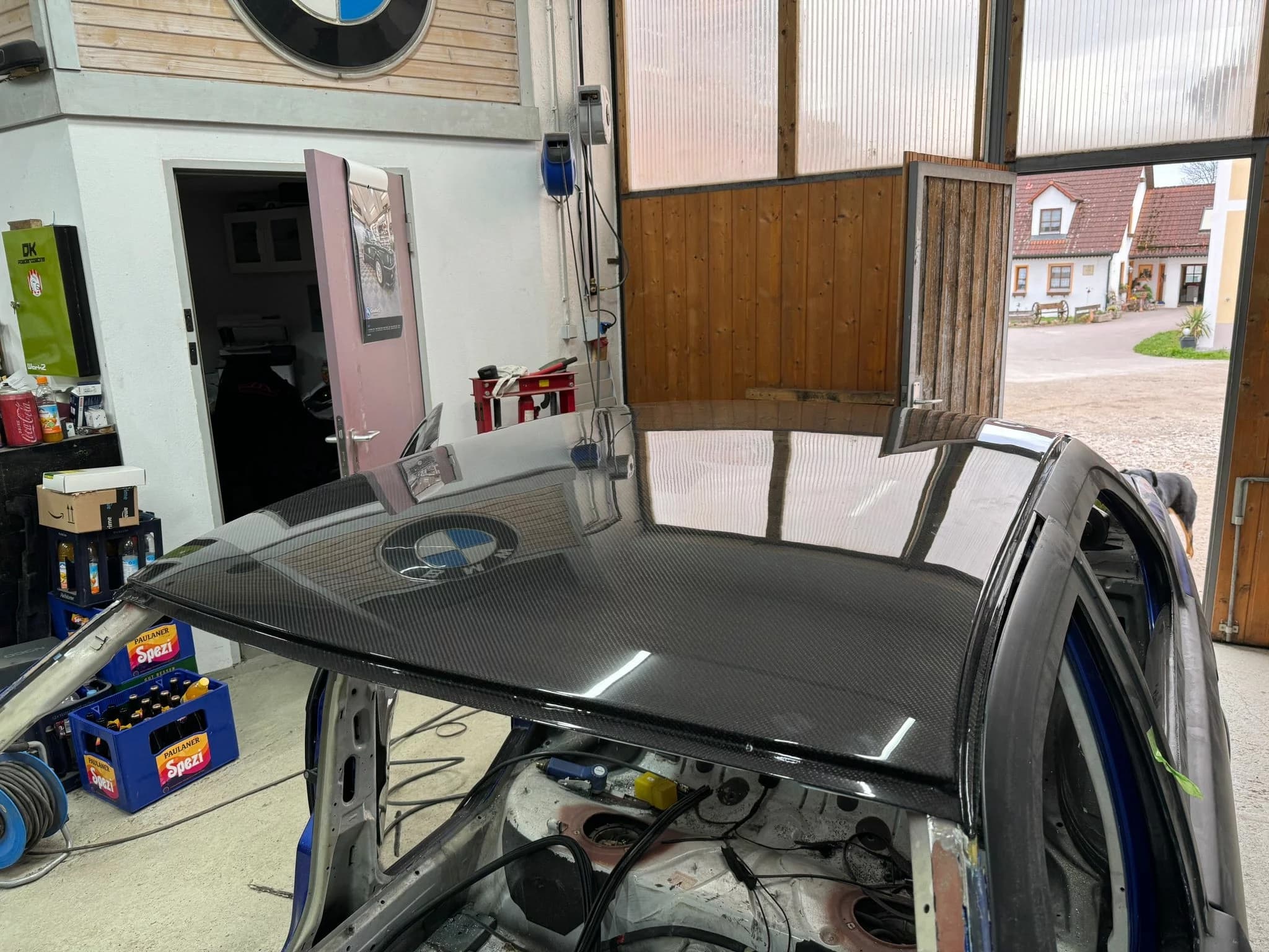 BMW E36 mit verbautem Carbon-Dach in Werkstatt, Gesamtansicht