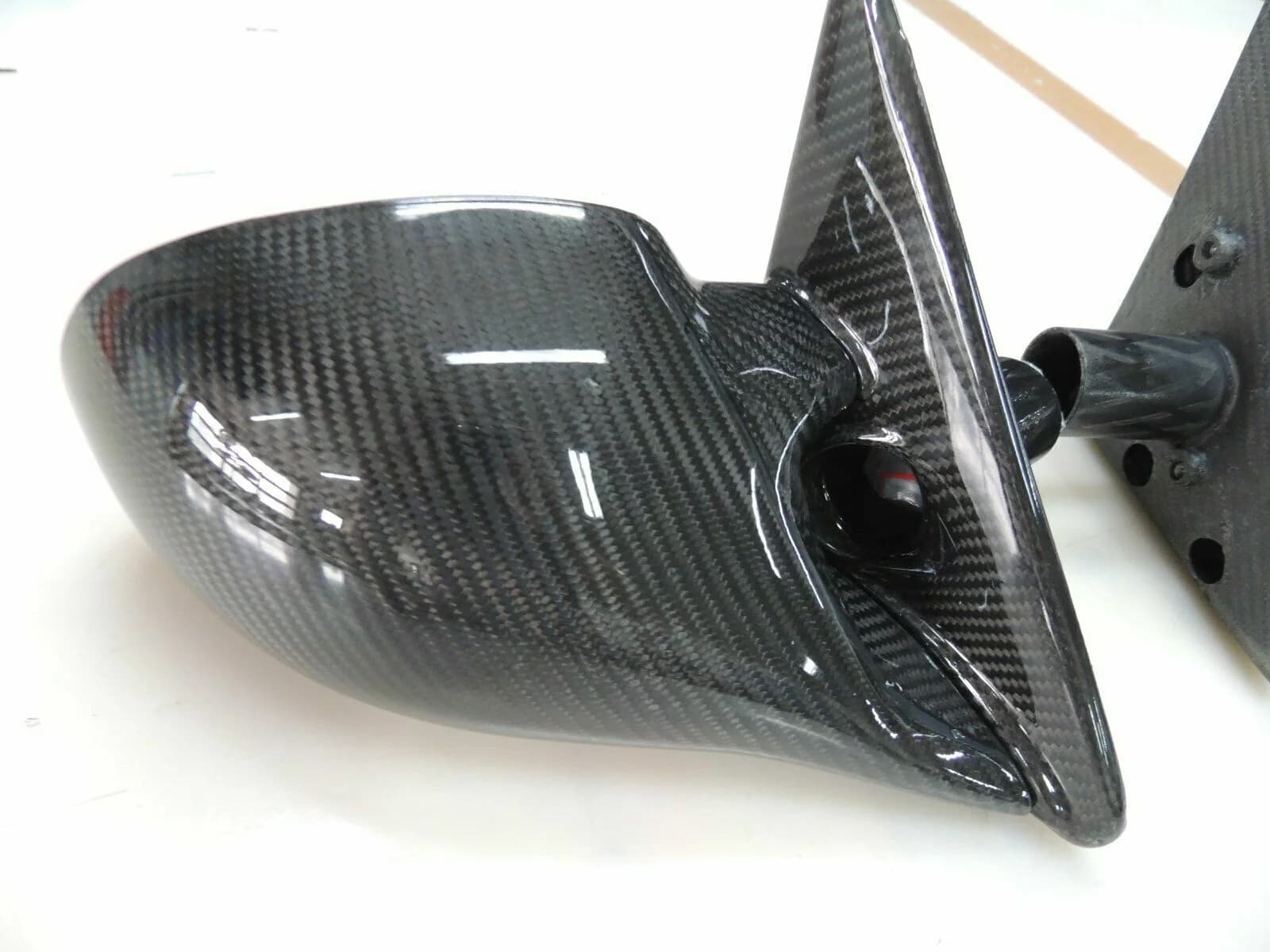 Carbon-Außenspiegelgehäuse BMW E36 – Detailansicht Gehäuse und Anschluss