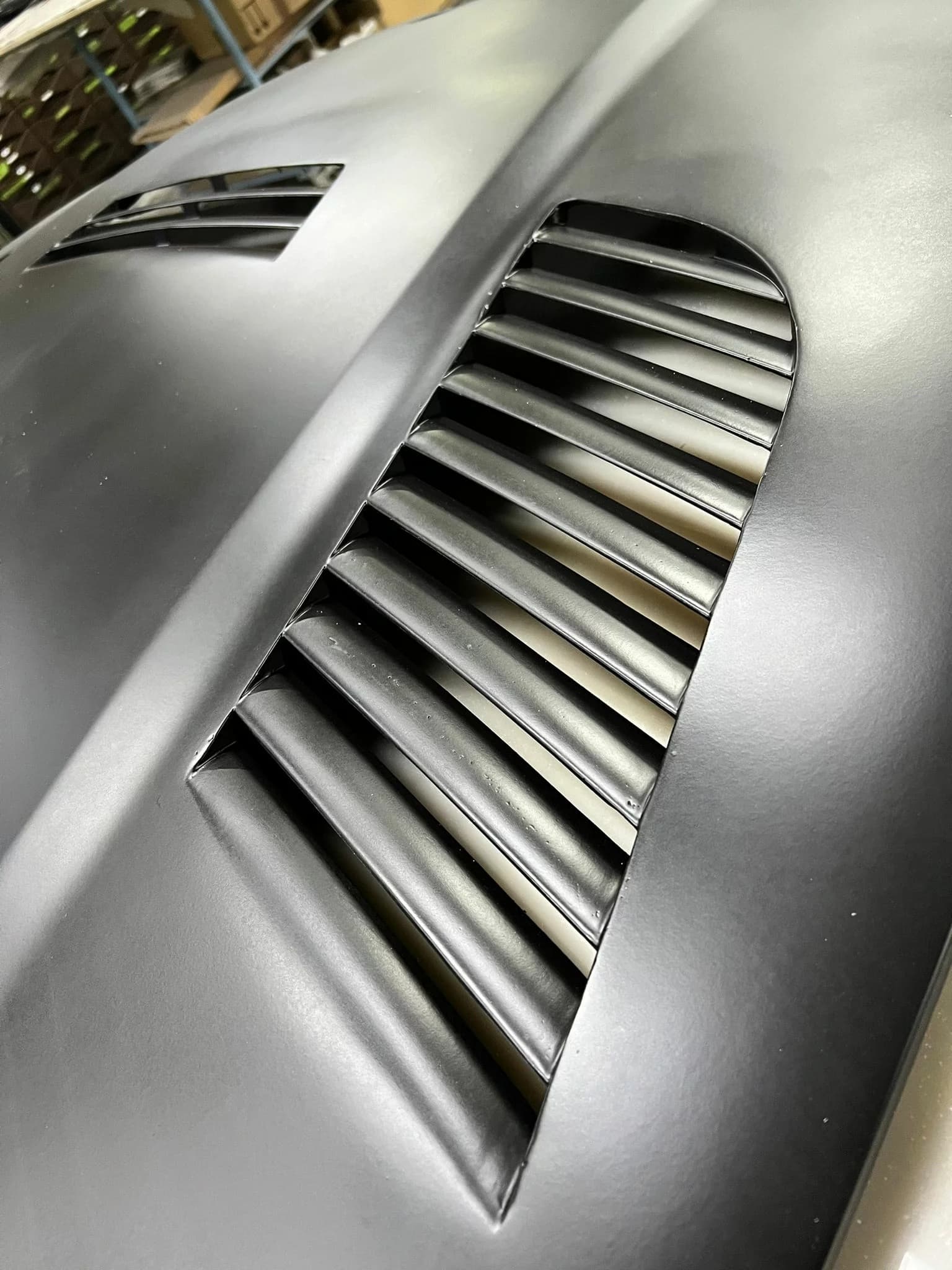 Detailansicht der seitlichen Lüftungslamellen in matter Motorhaube