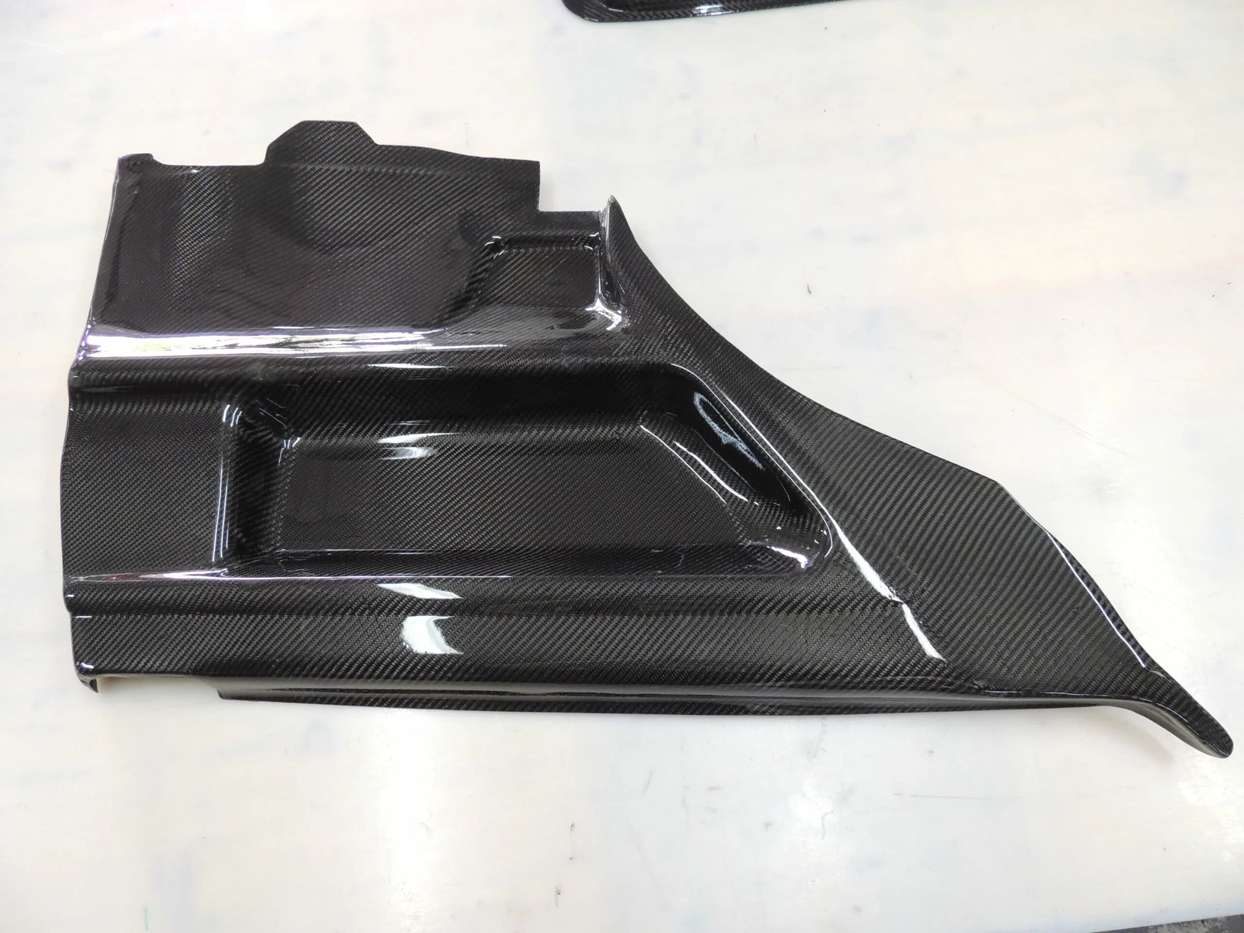 Seitenansicht Carbon Türverkleidung BMW E36 Coupé mit ausgeprägten Konturen