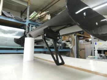 Unteransicht des Carbon Heckflügels BMW F22 mit Halterung
