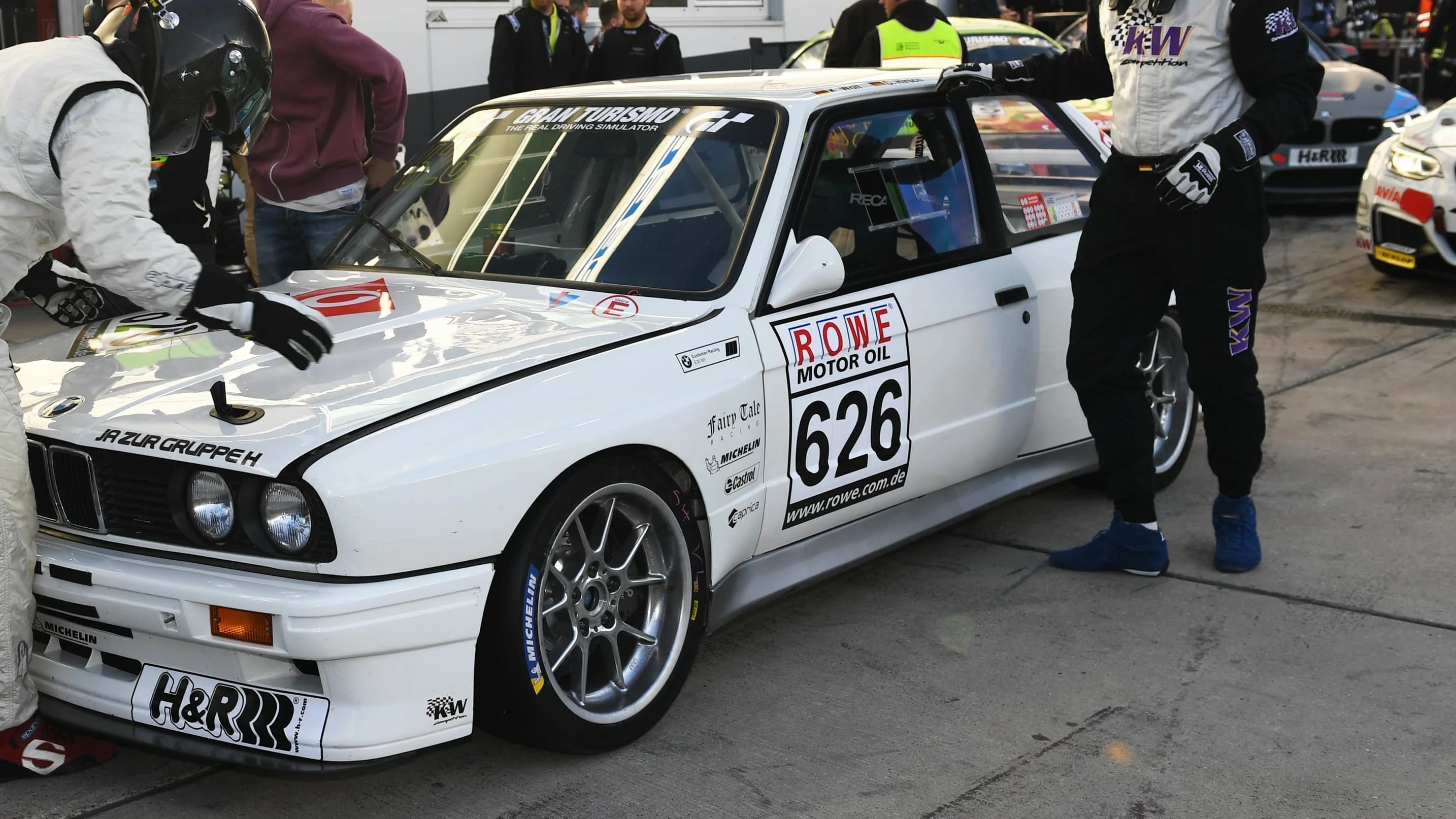 Carbon-Kotflügel für BMW E30 M3, 18 Zoll Version, montiert an Rennfahrzeug im Fahrerlager