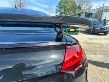 Carbon Heckspoiler Audi TTRS 8S, Seitenansicht der Spoilerform und Carbonstruktur