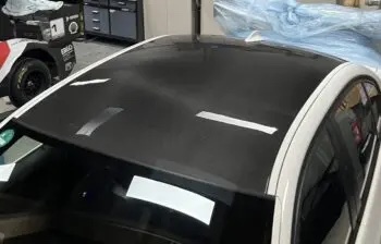 BMW E90 mit montiertem Sichtcarbon Dach, Werkstattansicht
