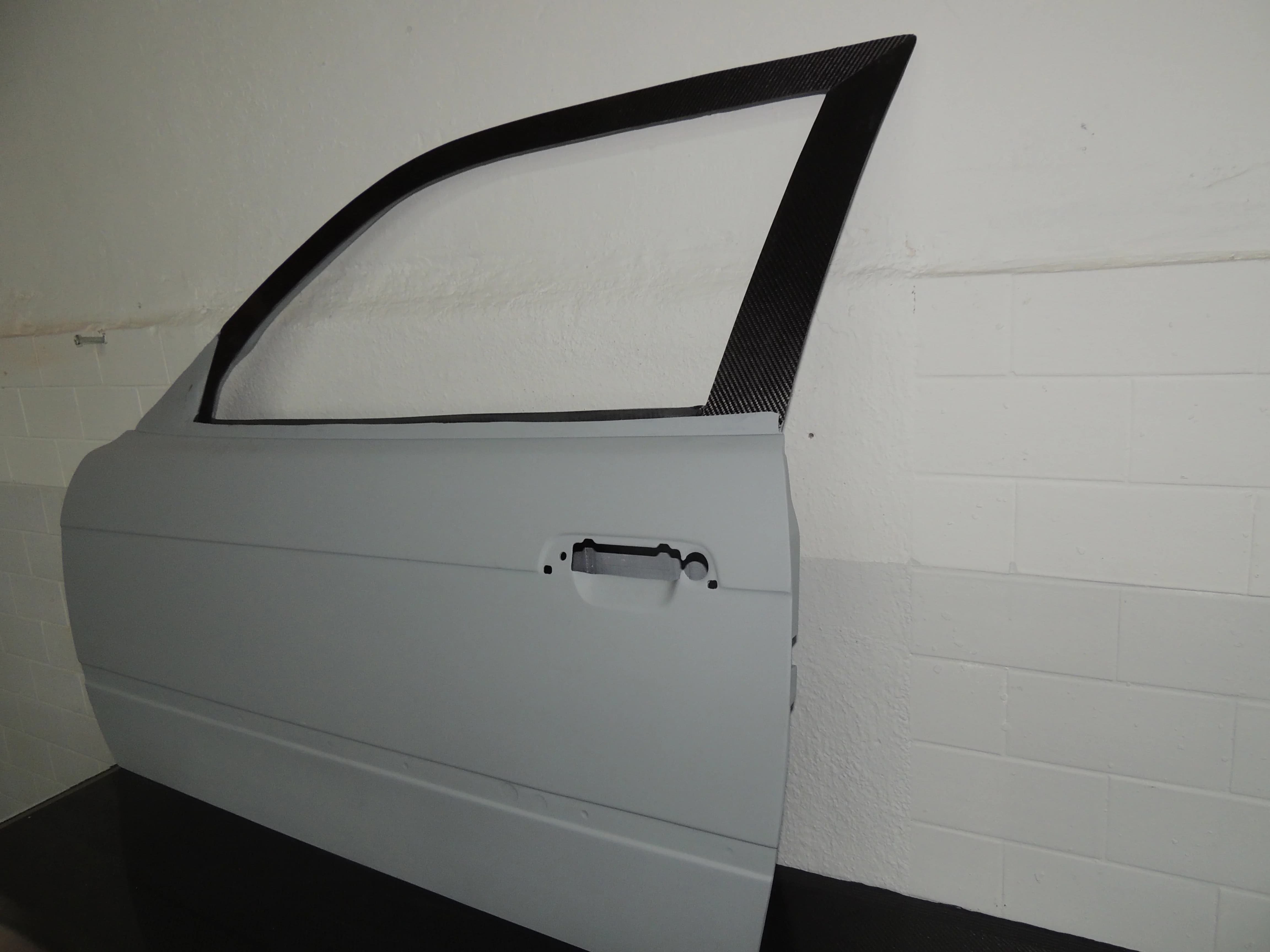 BMW E36 M3 Carbon-Tür seitlich fotografiert, Fokus auf Türgriffausschnitt und Linienführung