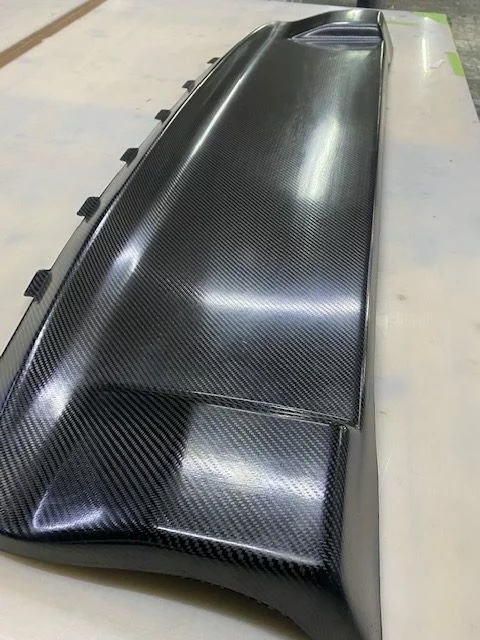 Carbon-Hutablage BMW E30, perspektivische Ansicht mit ausgeprägten Konturen und sauberer Kantenführung