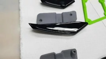 Nahaufnahme eines einzelnen schwarzen VFL Canards mit montierter grauer Grundplatte