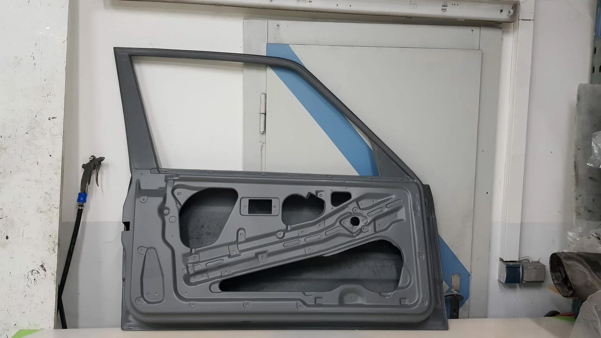 Carbon-Türrohling BMW E30 M3 mit geprägter Innenstruktur