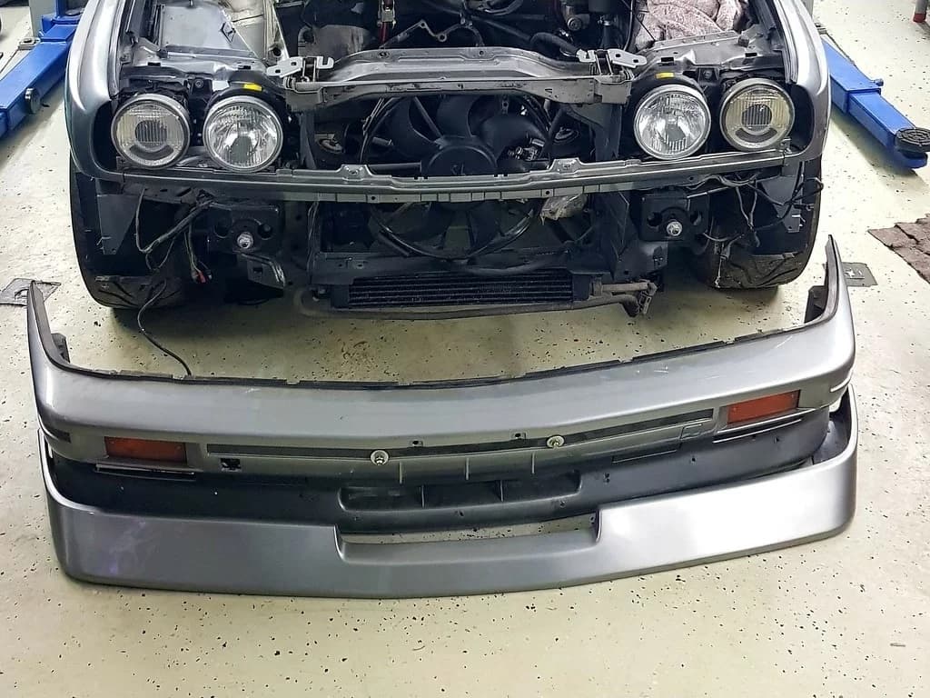 BMW E30 M3 – Cecotto Frontansatz aus Carbon montiert (Werkstatt)