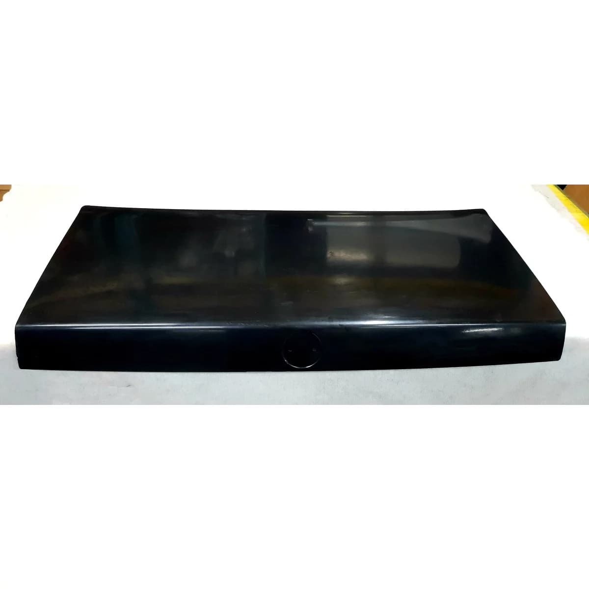 Außenansicht des Carbon-Kofferraumdeckels für BMW E30 auf weißem Untergrund, glatte schwarze Oberfläche.