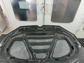 Carbon Motorhaube VW Golf 7 R, Unteransicht mit integrierter innerer Struktur und Verstrebungen