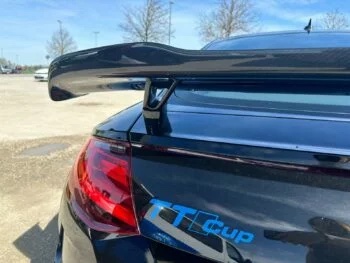 Carbon Heckspoiler Audi TTRS 8S, Detail der Spoilerhalterung und Auflagepunkt