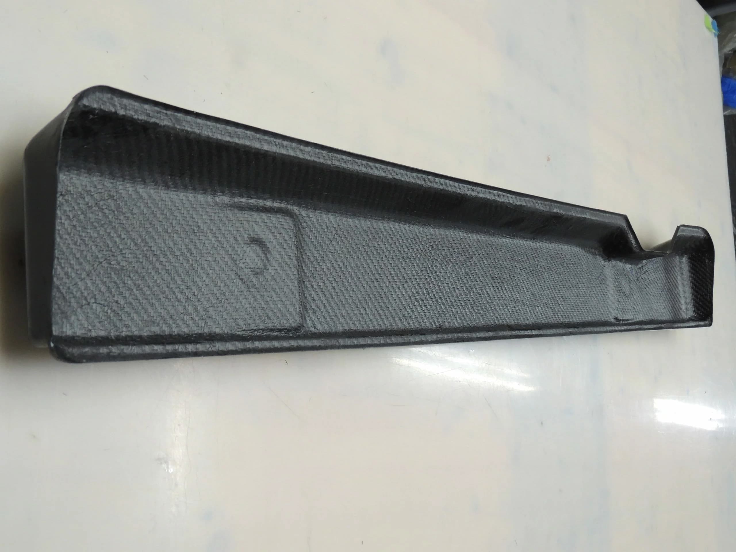 Carbon Heckstoßstangenträger BMW E30 M3 – Seitenansicht mit sichtbarer Carbonstruktur