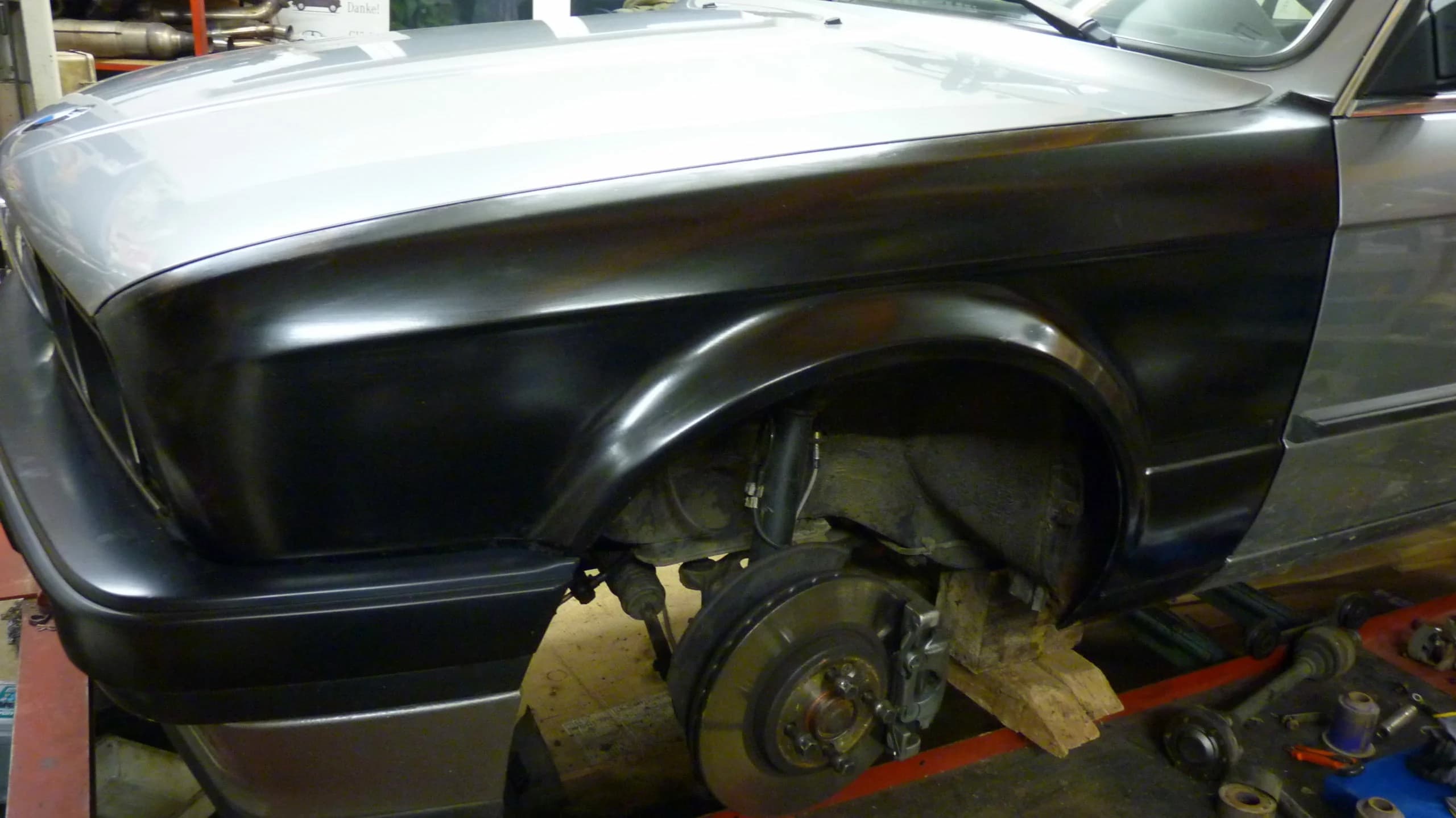 Carbon-Kotflügel für BMW E30 Cabrio im OEM-Design, montiert am Fahrzeug mit seriennaher Radlaufkontur