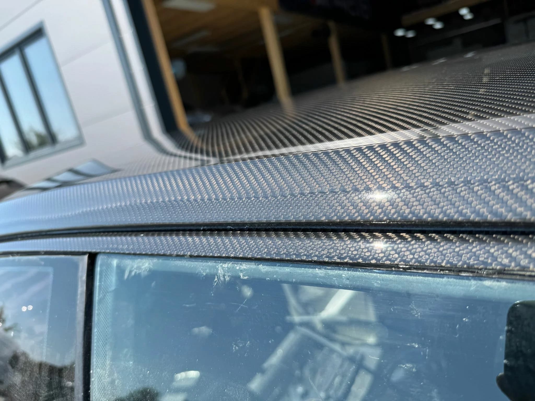 Nahaufnahme Dachkante BMW E36 aus Carbon mit sauberem Übergang zur Karosserie