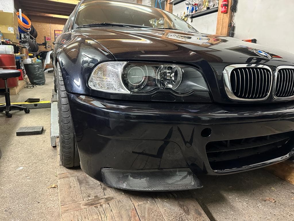 Carbon Frontstoßstange BMW E46 M3 CSL montiert, Seitenansicht vorne rechts