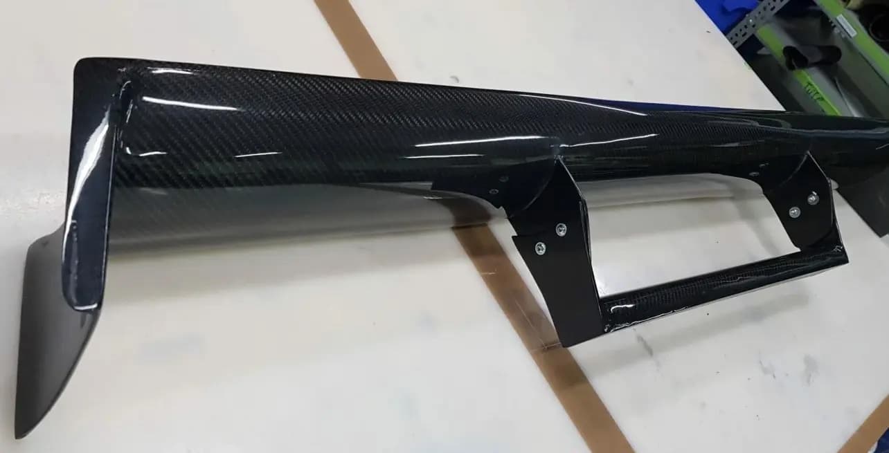 Carbon-Heckflügel BMW E36, Draufsicht mit mittleren Haltern