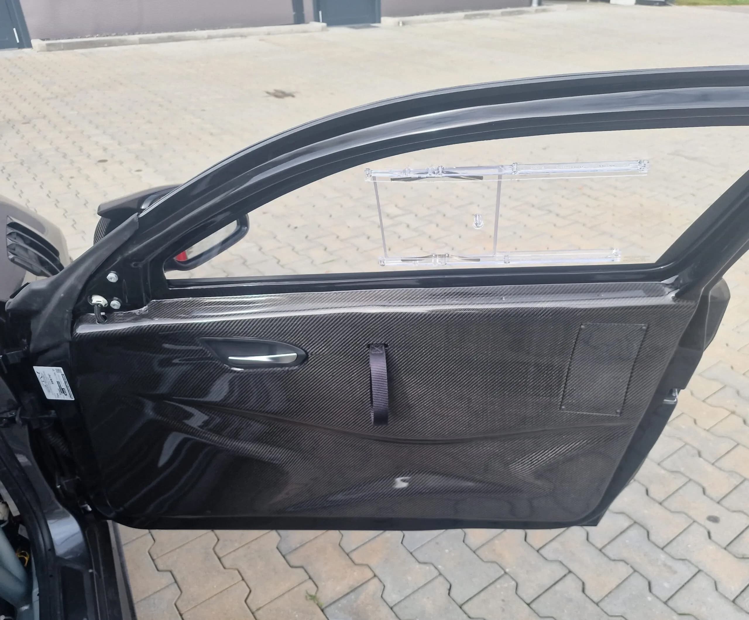 Carbon-Türinnenverkleidung BMW F22 mit Zugschlaufe und Leichtbau-Design