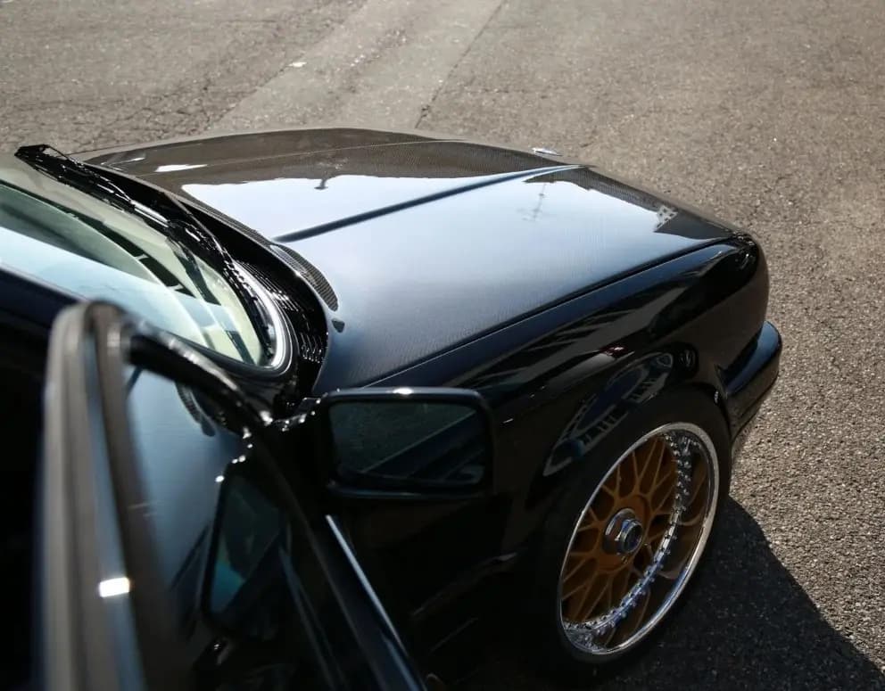 Carbon Motorhaube BMW E30 montiert am Fahrzeug, Seitenansicht