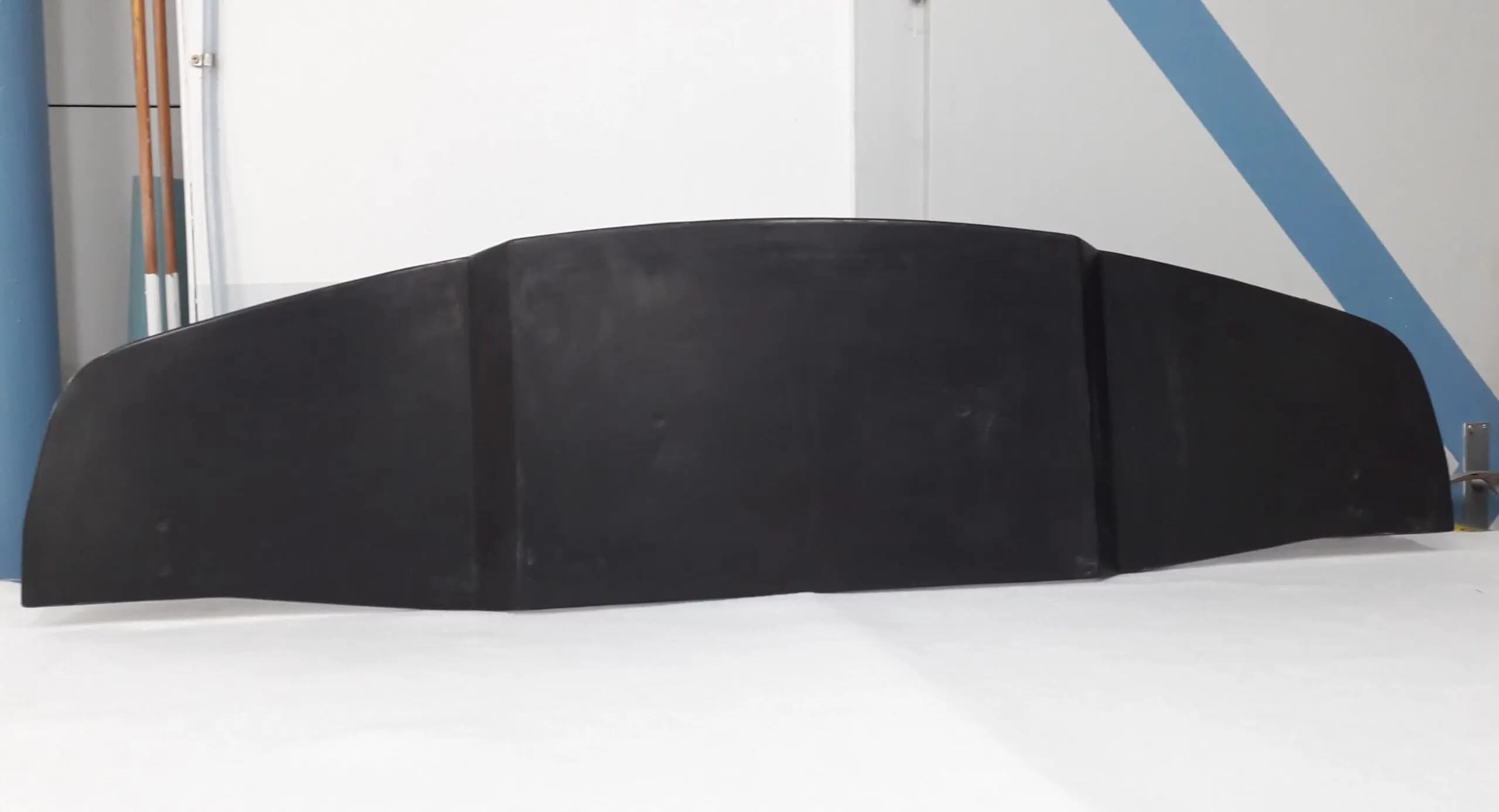 BMW E36 GT-Frontsplitter aus Carbon, unmontiert auf Werkbank