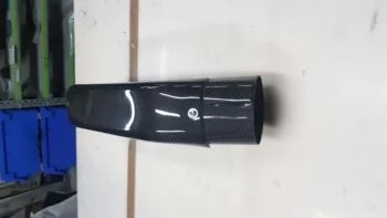 Carbon Airbox universal, Frontansicht der Ansaugöffnung für 4-Zylinder-Motoren