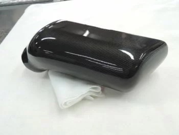 4-Zylinder Universal Carbon Airbox, seitliche Ansicht des geschlossenen Carbon-Gehäuses