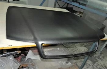 Unterseite der Audi S4 B5 Carbon-Motorhaube mit Verstärkungen und Haubenausschnitt