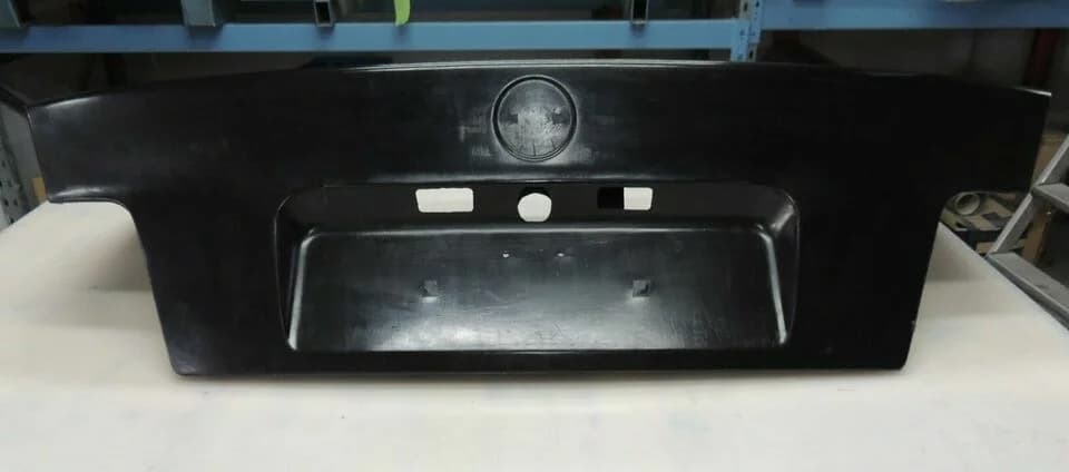 Carbon-Heckklappe BMW E36 Limousine, Seitenansicht roh