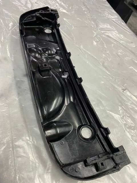 Carbon-Mikrofiltergehäuse BMW E46 M3 – Innenansicht mit Befestigungspunkten