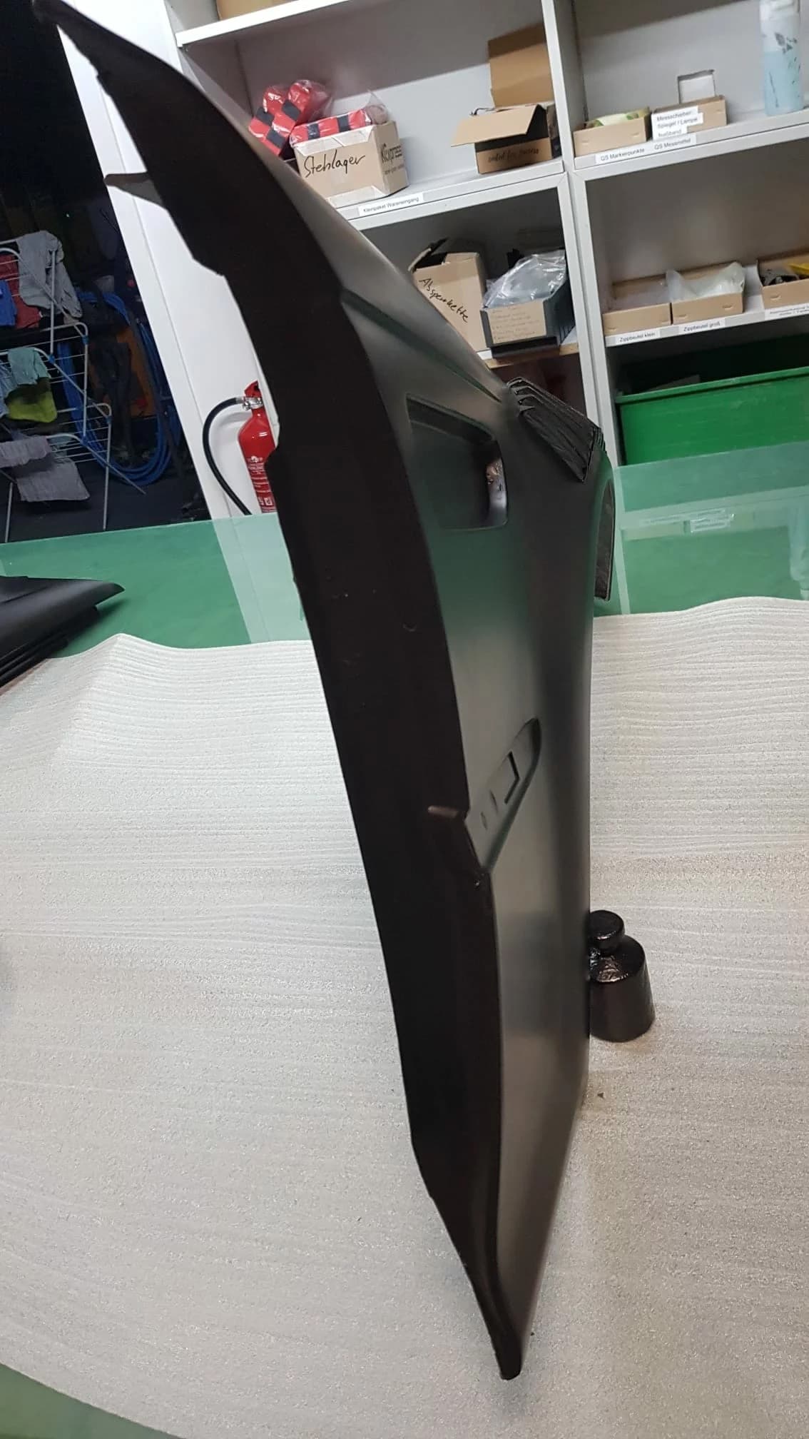 BMW E46 M3 Carbon Kotflügel mit Lüftungsschlitzen, vertikale Perspektive im Innenraum