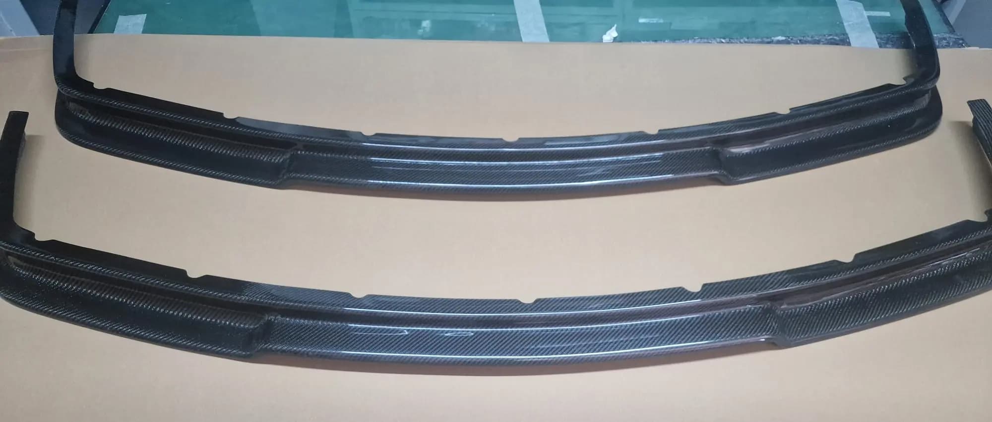Carbon-Frontlippen-Set BMW E36 Coupé, Draufsicht auf beide Lippenelemente