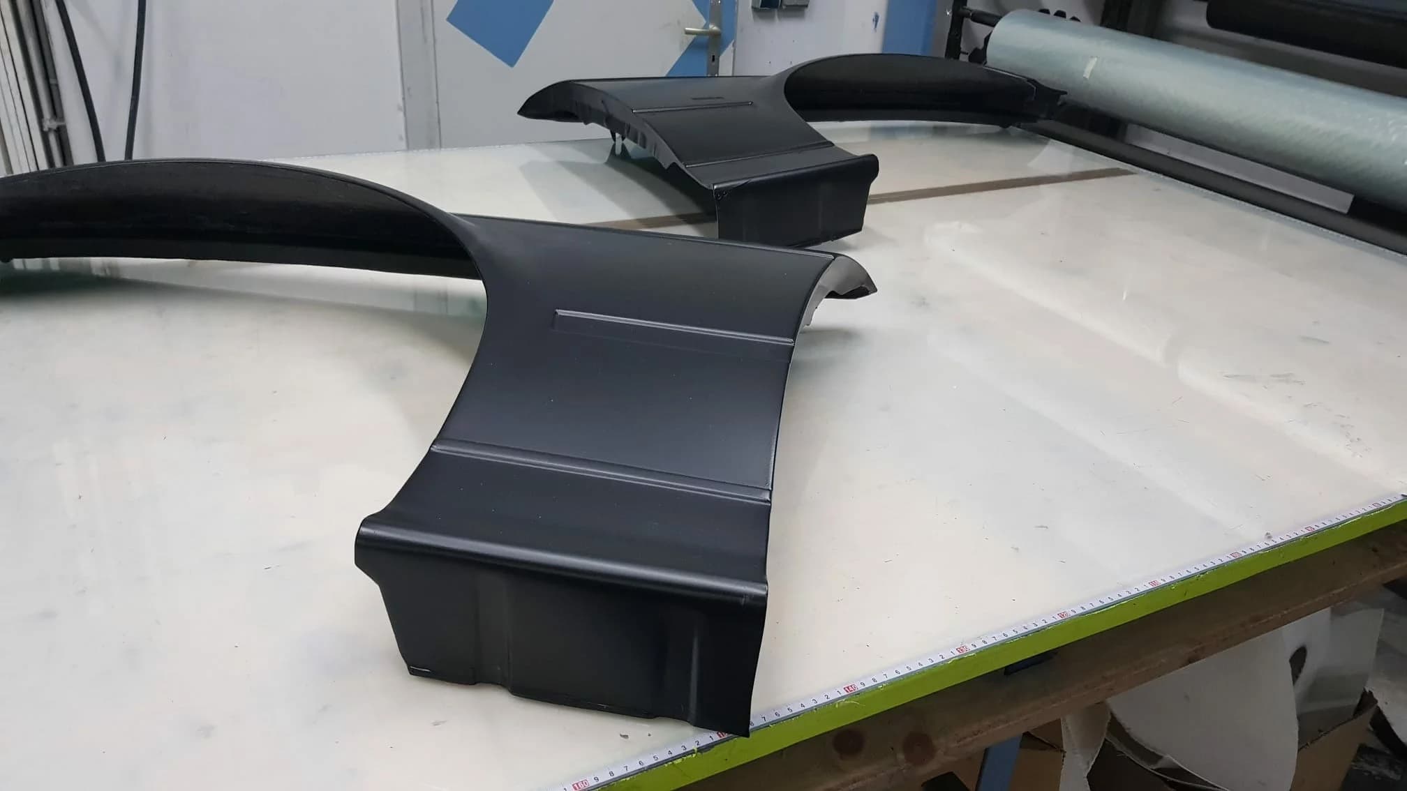 Carbon Kotflügel Set BMW E36 Limousine – linke und rechte Seite im Rohzustand