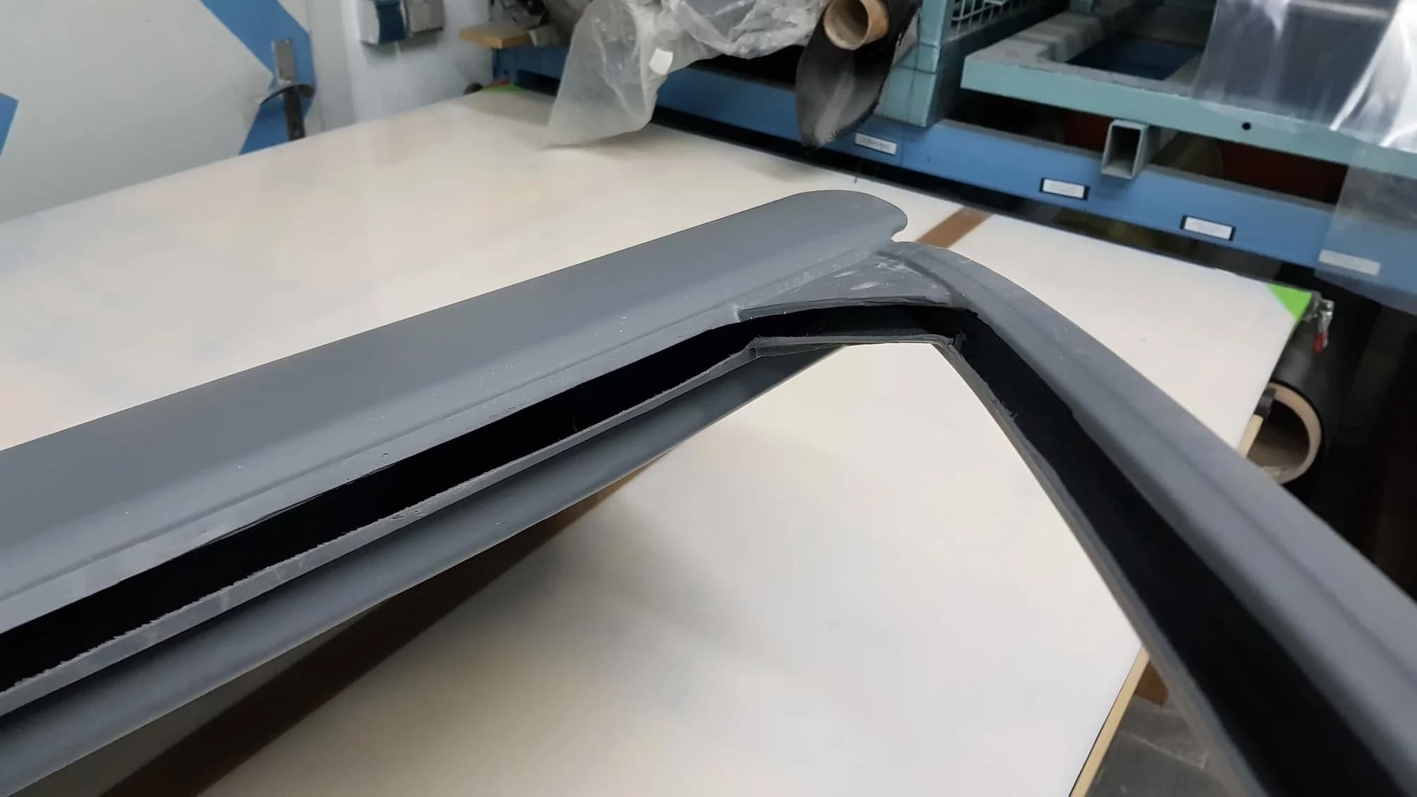 Eckbereich des Carbon-Türrahmens BMW E30 mit Fensterführung