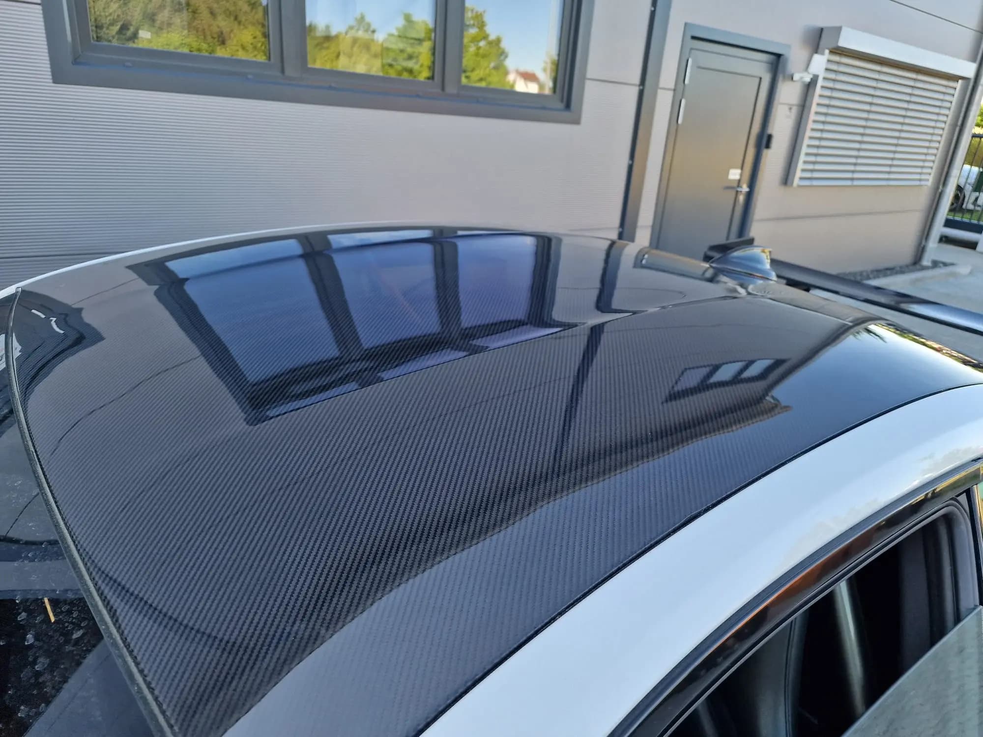 Sichtcarbon Dach BMW F22, montiert, schräge Ansicht von oben