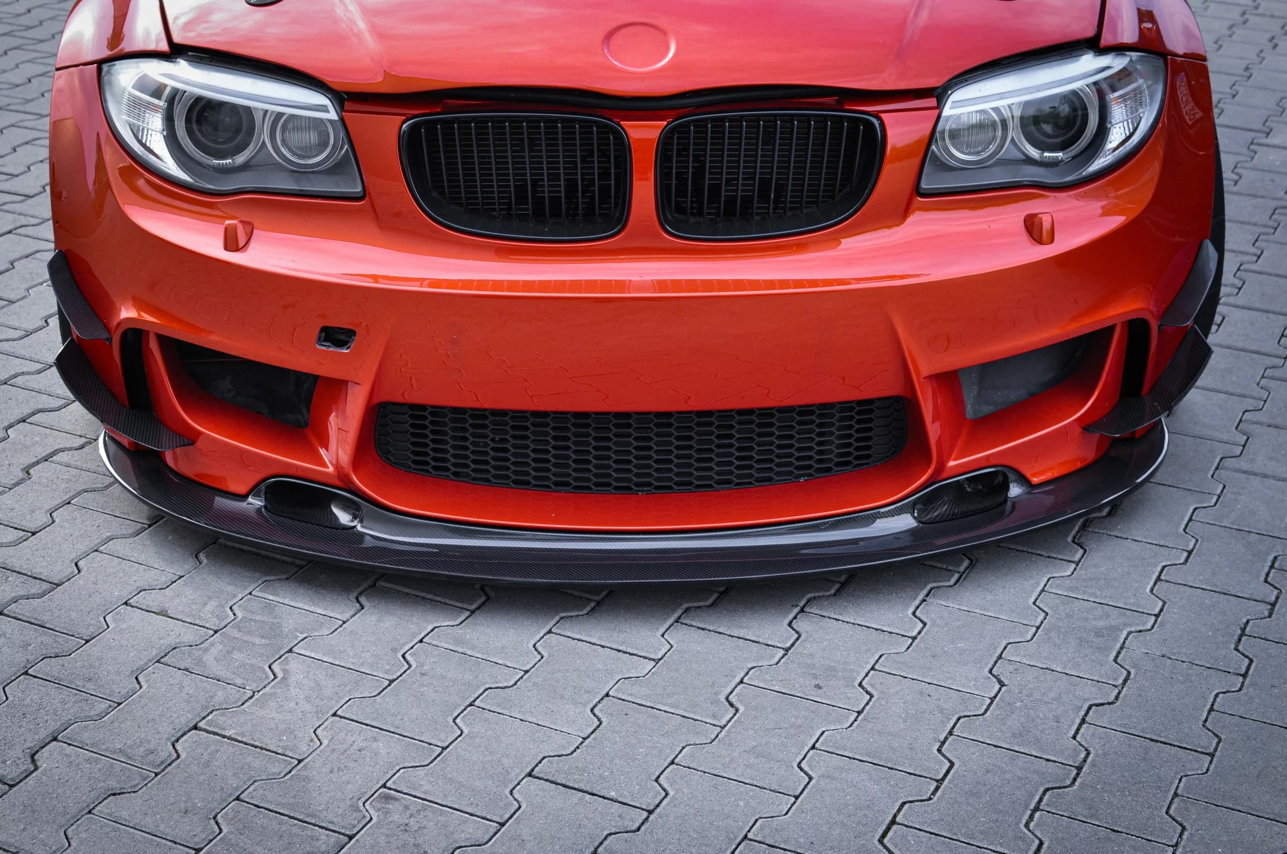 Frontansicht BMW 1er M E82 mit montierter Sichtcarbon-Frontlippe
